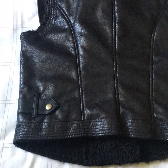 MUDD Black Faux Leather Fur Sherpa Asymmetrical Zip Moto Jacket Vest Sz Large - Picture 10 of 12